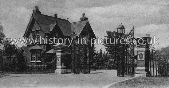 The Park Gates, Bedford, Bedfordshire. c.1904